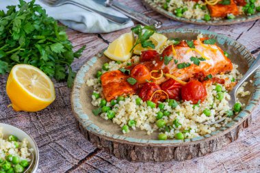 Bulgur buğdaylı Harissa somonu, vişneli domates ve yeşil bezelye.