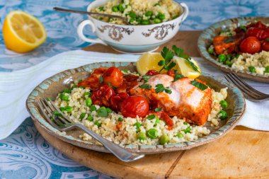 Bulgur buğdaylı Harissa somonu, vişneli domates ve yeşil bezelye.