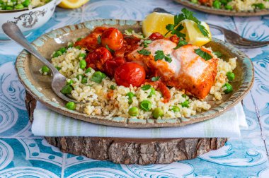 Bulgur buğdaylı Harissa somonu, vişneli domates ve yeşil bezelye.