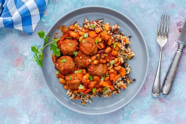 Harissa, köfte ve fasulye güveci.