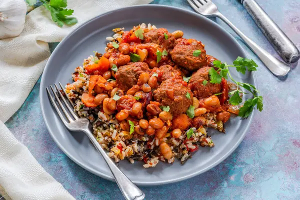 Harissa, köfte ve fasulye güveci.