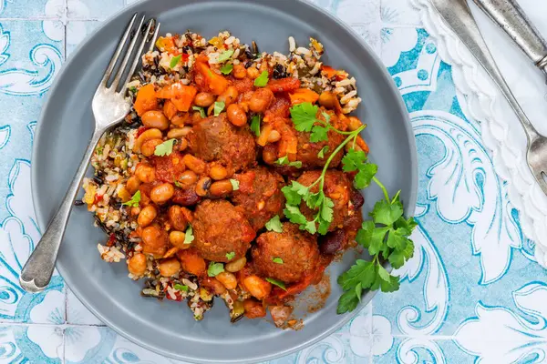 Harissa, köfte ve fasulye güveci.