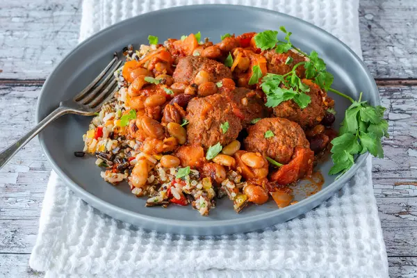 Harissa, köfte ve fasulye güveci.