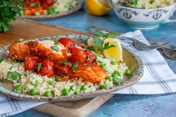 Bulgur buğdaylı Harissa somonu, vişneli domates ve yeşil bezelye.
