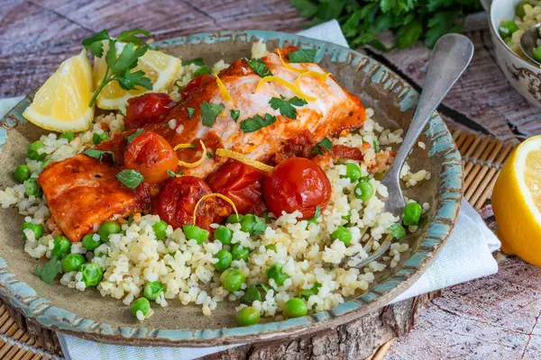 Bulgur buğdaylı Harissa somonu, vişneli domates ve yeşil bezelye.