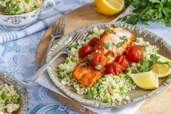 Bulgur buğdaylı Harissa somonu, vişneli domates ve yeşil bezelye.
