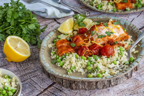 Bulgur buğdaylı Harissa somonu, vişneli domates ve yeşil bezelye.