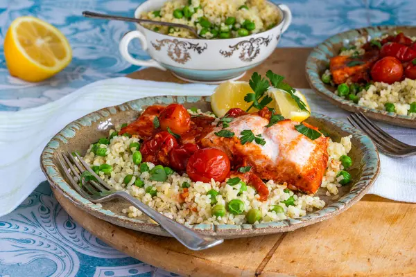Bulgur buğdaylı Harissa somonu, vişneli domates ve yeşil bezelye.