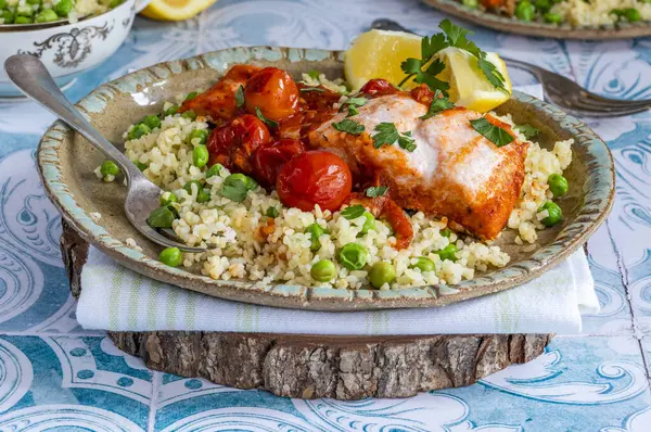 Bulgur buğdaylı Harissa somonu, vişneli domates ve yeşil bezelye.