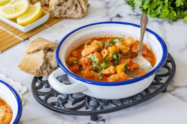 Morina, somon, füme mezgit ve karidesten yapılmış balık güveci.