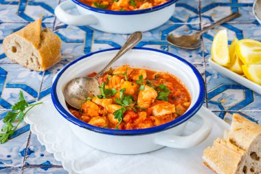 Morina, somon, füme mezgit ve karidesten yapılmış balık güveci.