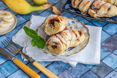 Muz ve çikolatalı börek.