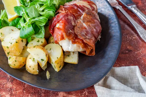 Patatesli tavuk ve yeşil marullu jambon.