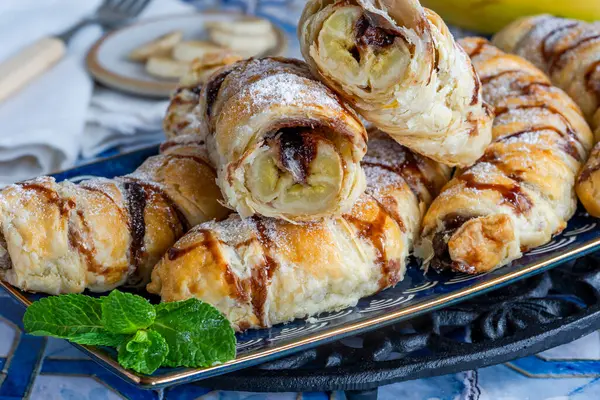 Muz ve çikolatalı börek.