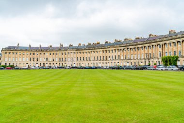 BATH, İngiltere - 27 Haziran 2021: Royal Victoria Park 'a bakan Royal Crescent in Bath manzarası. John Wood tarafından tasarlanmış ve 1767 ile 1774 yılları arasında inşa edilmiş şehrin simgelerinden biri..