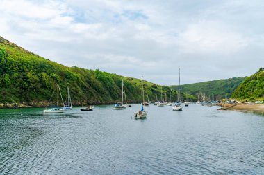 Solva Limanı 'ndaki tekne ve yatlar, St Brides Körfezi, Galler' deki Pembrokeshire Sahil Ulusal Parkı