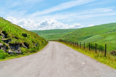 Boş yol ve Elan Vadisi, Powys, Galler 'deki güzel Galler kırsal manzarası