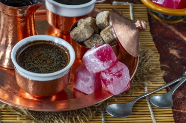 Geleneksel siyah Bosna kahvesi ve güzel bakır kahve fincanları.