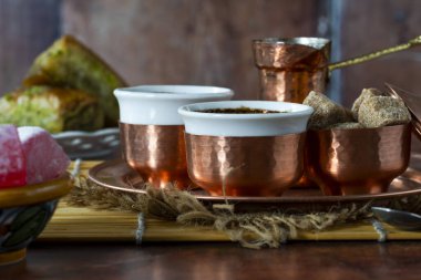 Geleneksel siyah Bosna kahvesi ve güzel bakır kahve fincanları.