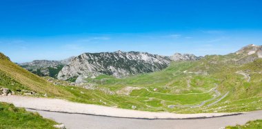 Karadağ 'daki Durmitor Ulusal Parkı' ndaki geniş panoramik dağ manzarası