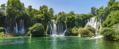 Bosna-Hersek 'teki Kravica Şelaleleri' nin geniş panoramik manzarası