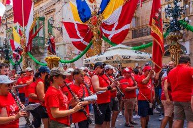 ZURRIEQ, MALTA - 31 Ağustos 2024: İnsanlar Zurrieq 'in koruyucu azizi İskenderiyeli Aziz Catherine' e adanmış ziyafetlere katılıyor. Zurrieq, Malta 'nın güneyindeki en eski şehirlerden biridir.