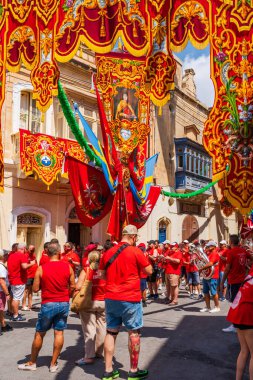 ZURRIEQ, MALTA - 31 Ağustos 2024: İnsanlar Zurrieq 'in koruyucu azizi İskenderiyeli Aziz Catherine' e adanmış ziyafetlere katılıyor. Zurrieq, Malta 'nın güneyindeki en eski şehirlerden biridir.