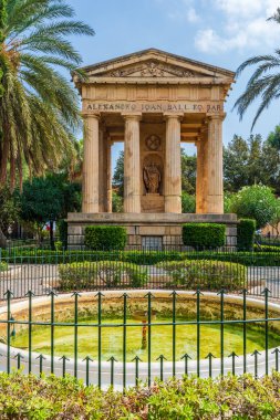 VALLETTA, MALTA - 30 Ağustos 2024: Alexander Ball anıtı Valletta, Malta 'daki Aşağı Barrakka halk bahçesinde. Bahçelerin Grand Harbor manzarası ve dalgakıran manzarası var.