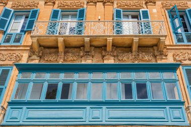 Malta 'nın tarihi Valletta kasabasındaki geleneksel mavi balkonlu Malta binalarının yukarıdan görünüşü