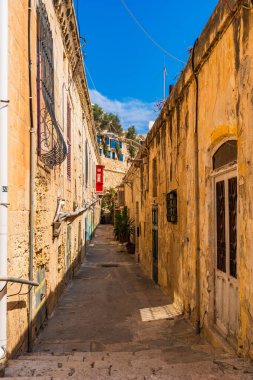 Malta 'nın tarihi Valletta kasabasında geleneksel Malta binaları