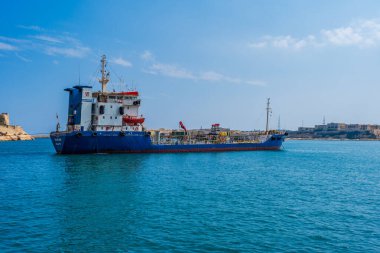 VALLETTA, MALTA - 30 AĞUSTOS 2024: Goole ShipBuilders - Goole, İngiltere Valletta 'daki Grand Harbour' da Malta bayrağı altında 1981 yılında inşa edilen petrol tankeri Salina Körfezi.