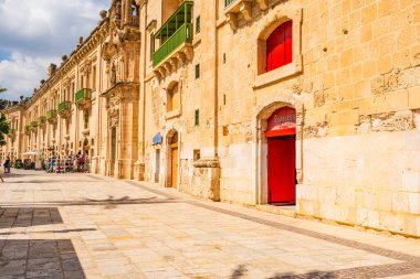 VALLETTA, MALTA - 30 Ağustos 2024: Valletta limanı, Valletta şehrinin hemen dışında yer alan, dükkanlar, barlar ve restoranlarla dolu bir yaya geçidi.