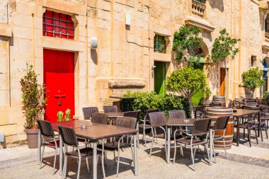 Valletta, Malta 'nın dışında, Floriana' daki Valletta rıhtımında açık alan olan bir kafe..