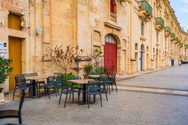 VALLETTA, MALTA - 30 Ağustos 2024: Valletta limanı, Valletta şehrinin hemen dışında yer alan, dükkanlar, barlar ve restoranlarla dolu bir yaya geçidi.