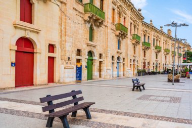 VALLETTA, MALTA - 30 Ağustos 2024: Valletta limanı, Valletta şehrinin hemen dışında yer alan, dükkanlar, barlar ve restoranlarla dolu bir yaya geçidi.