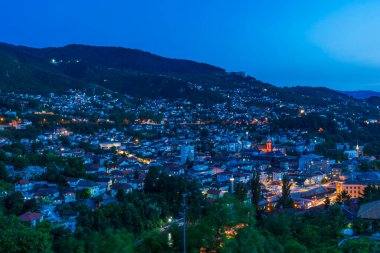 SARAYBOSNİYA VE HERZEGOVINA - Haziran 05, 2025: Saraybosna 'nın akşam manzarası. Bosna-Hersek 'in başkenti Balkanlar' daki siyasi, mali, sosyal ve kültürel merkez konumunda.