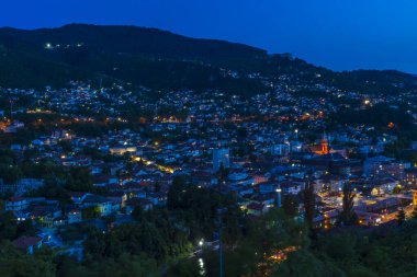 SARAYBOSNİYA VE HERZEGOVINA - Haziran 05, 2025: Saraybosna 'nın akşam manzarası. Bosna-Hersek 'in başkenti Balkanlar' daki siyasi, mali, sosyal ve kültürel merkez konumunda.