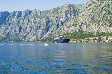 PRCANJ, MONTENEGRO - 31 Mayıs 2025: Kotor Körfezi, Prcanj 'da Boka Kotorska olarak da bilinen, Kotor kasabasının 5 kilometre batısında yer alan küçük bir kasaba.