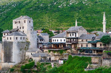 MOSTAR, BOSNIA-HERZEGOVINA - Haziran 08, 2025: Bosna-Hersek 'in tarihi başkenti Mostar. Mostar 'ın ikonik Eski Şehir ve Köprüsü ülkenin en popüler turizm beldelerinden biri.