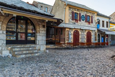 MOSTAR, BOSNIA-HERZEGOVINA - Haziran 08, 2025: Bosna-Hersek 'in tarihi başkenti Mostar. Mostar 'ın ikonik Eski Şehir ve Köprüsü ülkenin en popüler turizm beldelerinden biri.