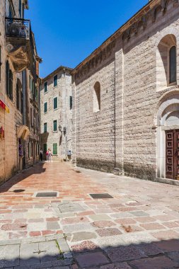 KOTOR, MONTENEGRO - Haziran 01, 2025: Kotor, Montenegros Adriyatik kıyısında güçlendirilmiş bir şehirdir.