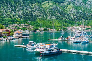 KOTOR, MONTENEGRO - HAZİRAN 01, 2025: Limanda demirlemiş tekne ve yatlarla Kotor Körfezi manzarası