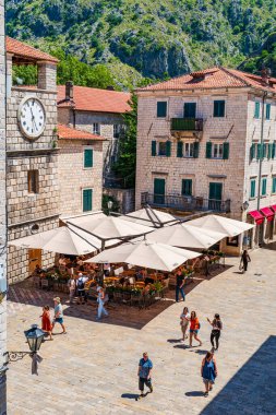 KOTOR, MONTENEGRO - Haziran 01, 2025: Kotor, Montenegros Adriyatik kıyısında güçlendirilmiş bir şehirdir.