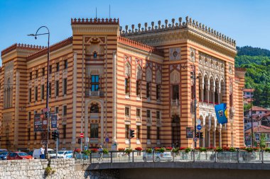 SARAJEVO, BOSNIA VE HERZEGOVINA - Haziran 05, 2025: Vijecnica olarak bilinen Saraybosna Belediye Binası, Saraybosna Belediye Başkanı 'nın yanı sıra Saraybosna Belediye Meclisi' nin şu anki yönetim merkezi ve yönetim merkezi.