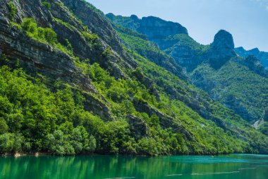 Neretva nehri ve Bosna-Hersek 'in Jablanica kenti yakınlarındaki dağların manzarası