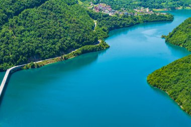 Karadağ 'daki Piva Nehri üzerinde Mratinje Barajı' nın inşaatı sonucunda oluşturulan yapay bir rezervuar olan Piva Gölü manzarası