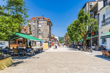 CETINJE, MONTENEGRO - Haziran 02, 2025: Cetinje Karadağ 'ın eski kraliyet başkentidir ve Karadağ cumhurbaşkanının resmi ikametgahı da dahil olmak üzere çok sayıda ulusal kurumun yeridir