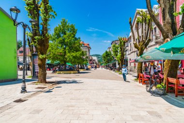 CETINJE, MONTENEGRO - Haziran 02, 2025: Cetinje Karadağ 'ın eski kraliyet başkentidir ve Karadağ cumhurbaşkanının resmi ikametgahı da dahil olmak üzere çok sayıda ulusal kurumun yeridir