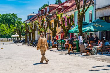 CETINJE, MONTENEGRO - Haziran 02, 2025: Cetinje Karadağ 'ın eski kraliyet başkentidir ve Karadağ cumhurbaşkanının resmi ikametgahı da dahil olmak üzere çok sayıda ulusal kurumun yeridir