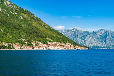 Karadağ 'ın Kotor Körfezi' ndeki Perast kasabasının manzarası